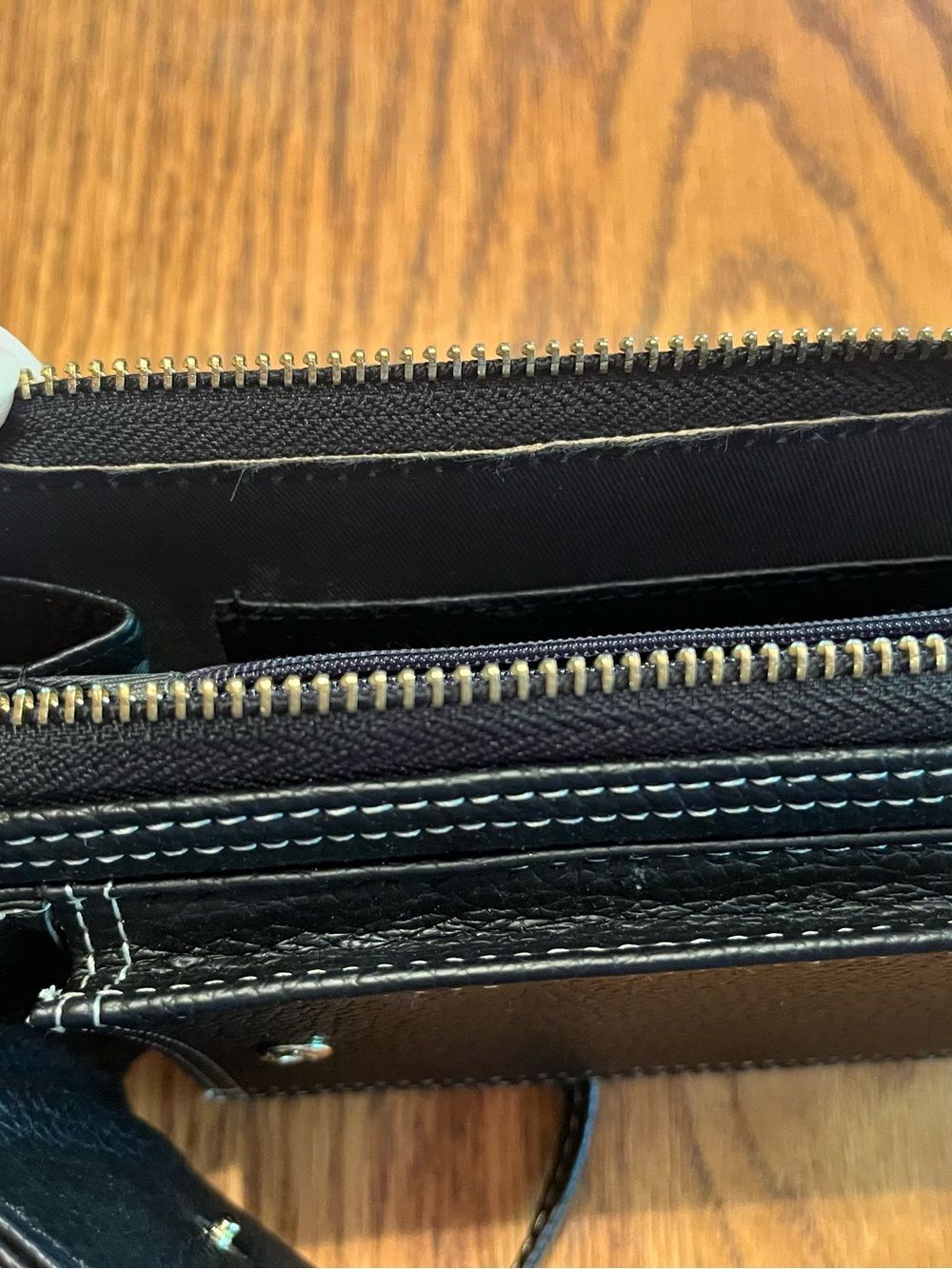 Compact Black Crossbody Bag with Contrast Stitching - Picture 5 of 12